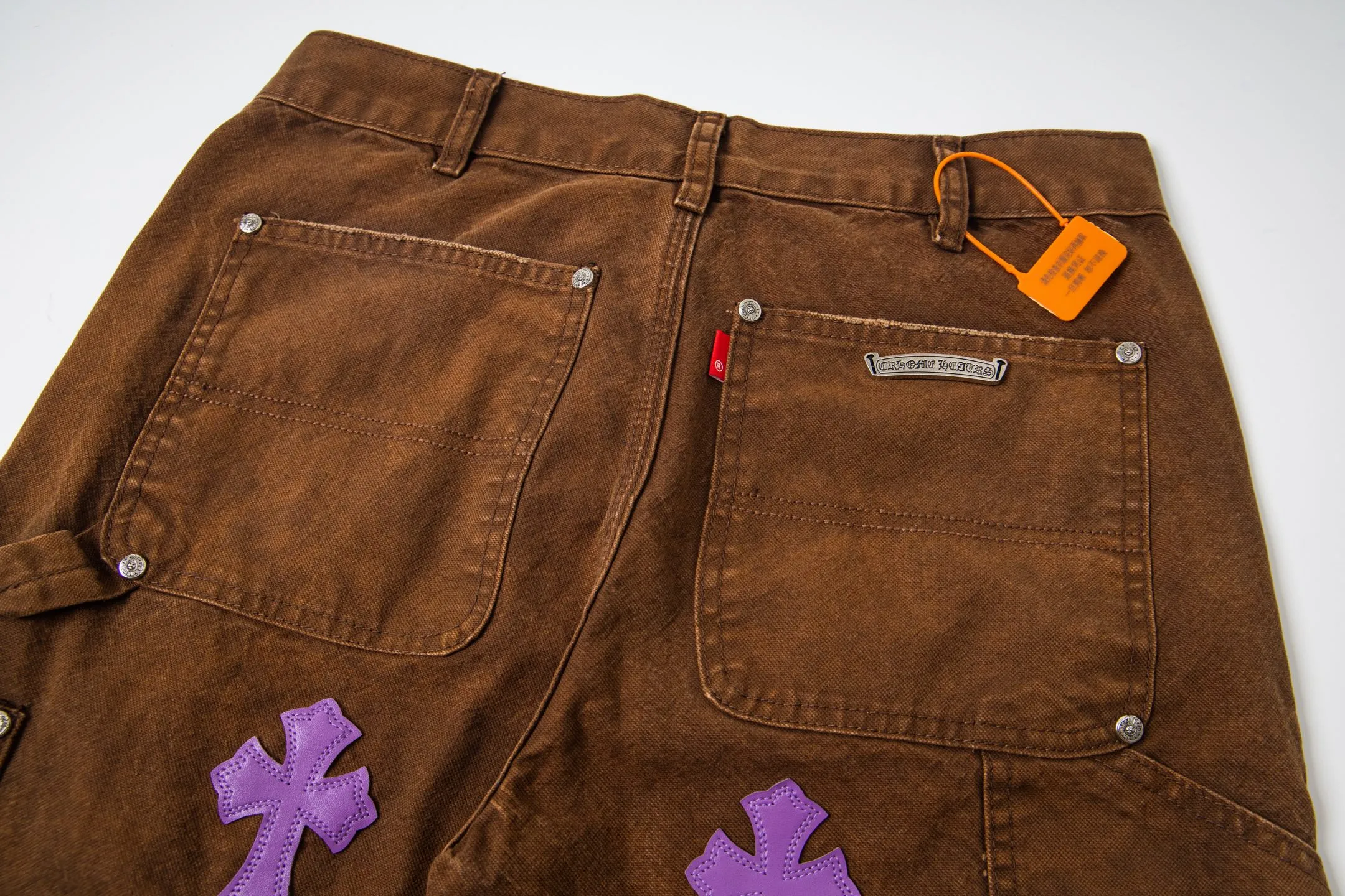 P290 Chrome Hearts Chrome Hearts brown logging purple multi-leather jeans Multi-leather standard work jeans pants CH jeans need to be washed and then disassembled and hand-stitched with sheepskin cross leather and then spliced to complete. The whole process is too complicated to explain. About Chrome Hearts This is an extremely luxurious fashion brand that can also be called the nobility of the high street. It has always been an exclusive brand for some hipsters or rich second generations. Compared with ordinary high streets, it is more luxurious and noble. Compared with luxury brands, it has a more fashionable personality. It has always been a brand that I have a special liking for. Style number: 1786# Color: Brown Size: 28 30 32 34 36
